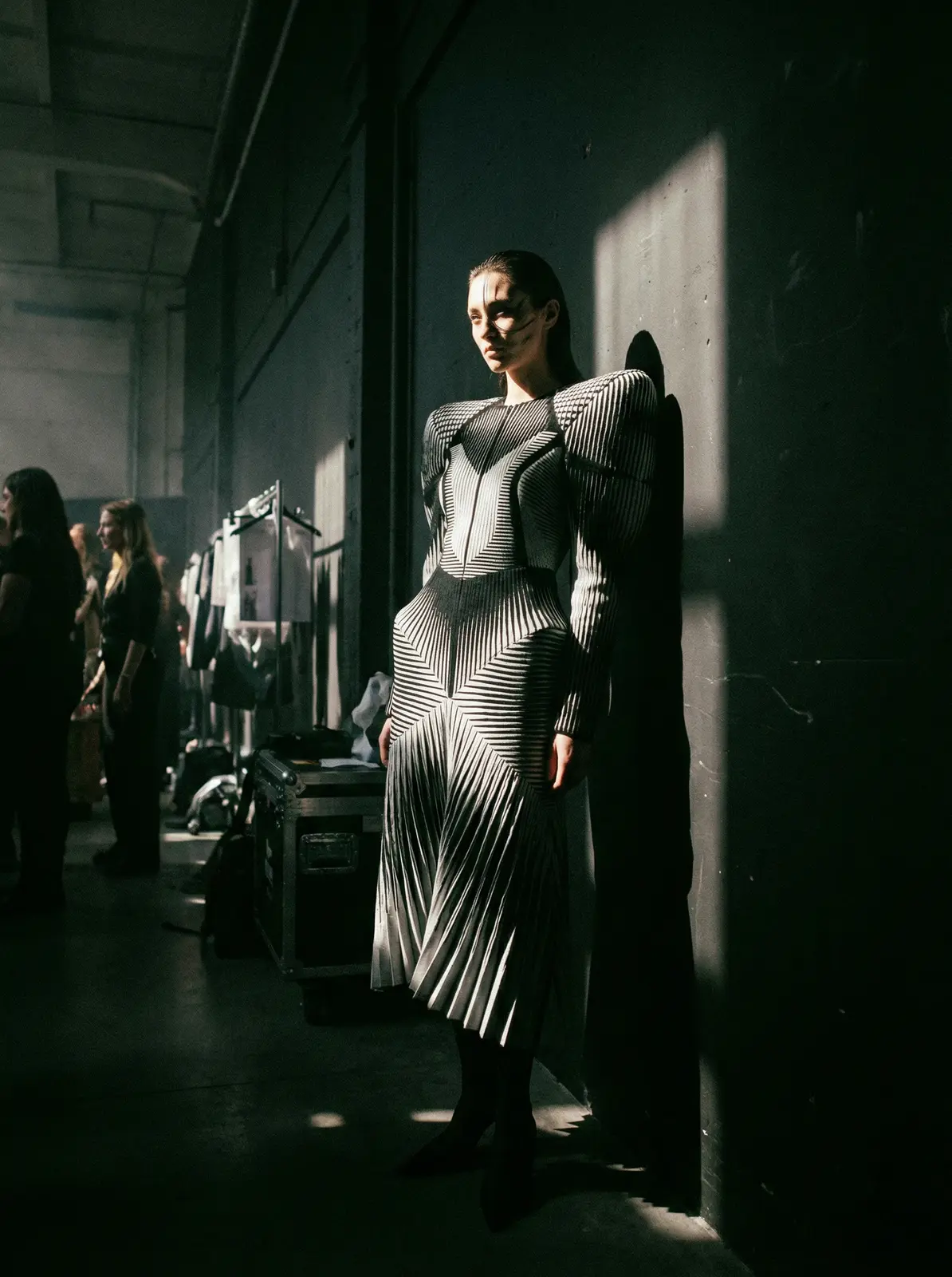 彩世界app 前卫结构主义时装短视频